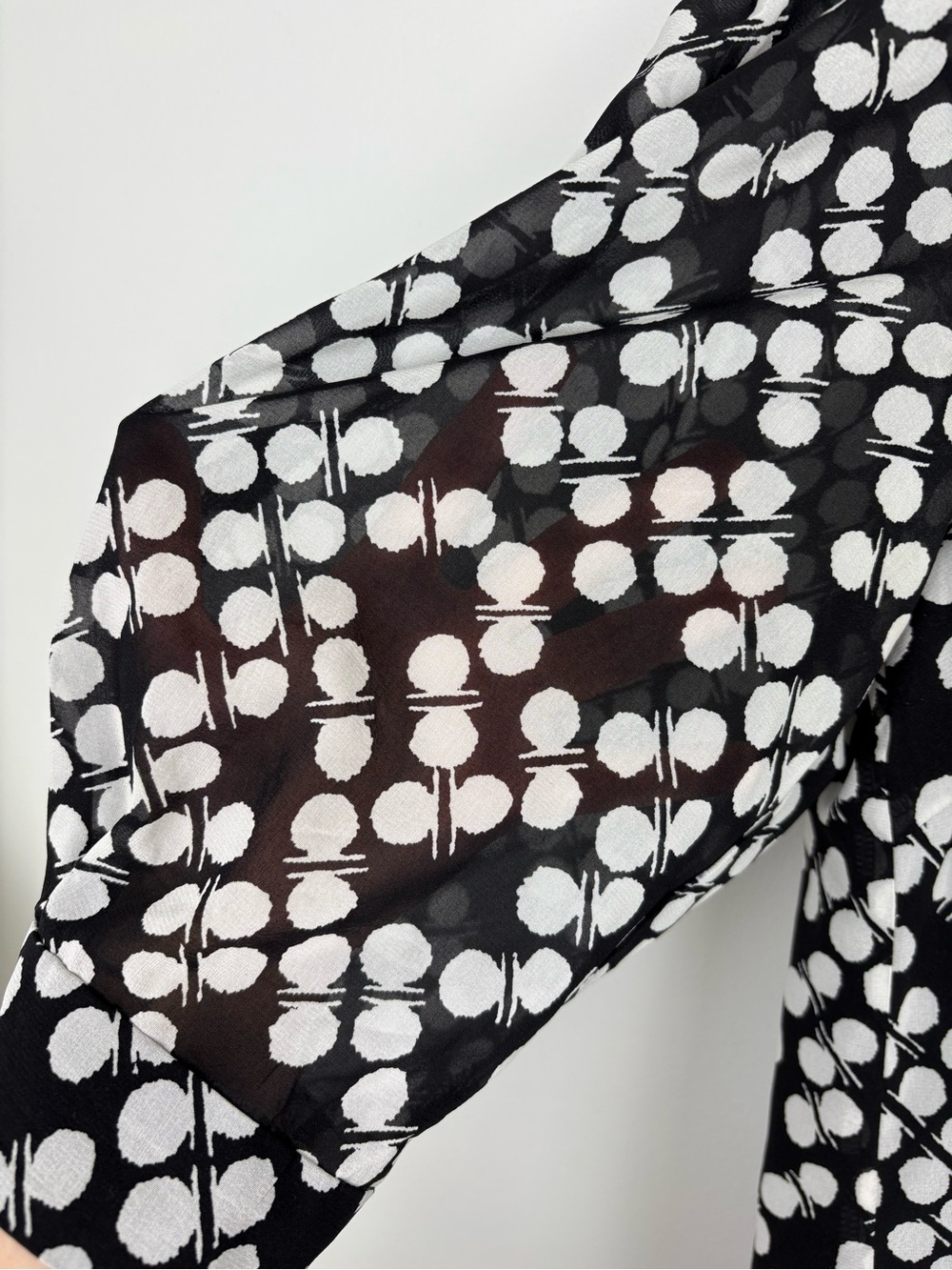 Trina Turk Black & White Puff Sheer Sleeve Blouse Large 93% Silk Geometric Dots - Picture 4 of 13